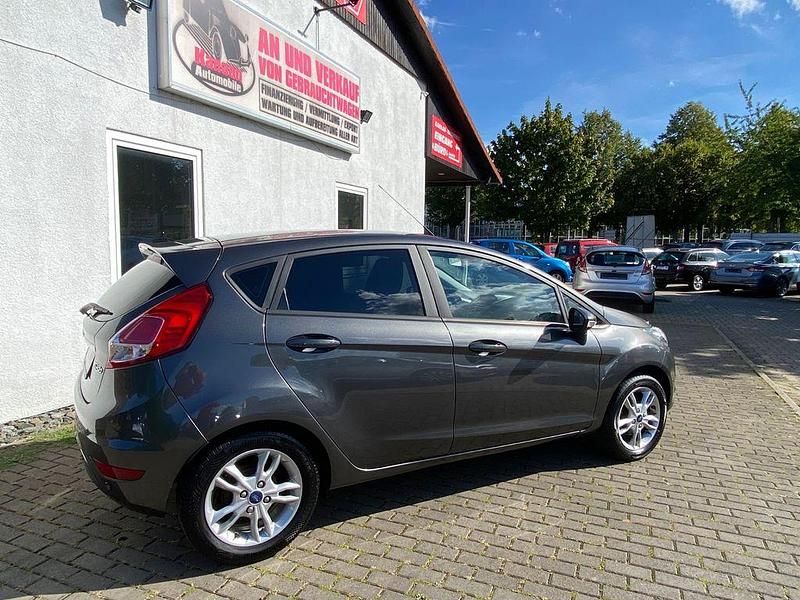 Gebraucht Ford Fiesta Celebration 80 PS (58 kW) 2016 Grau Kleinwagen