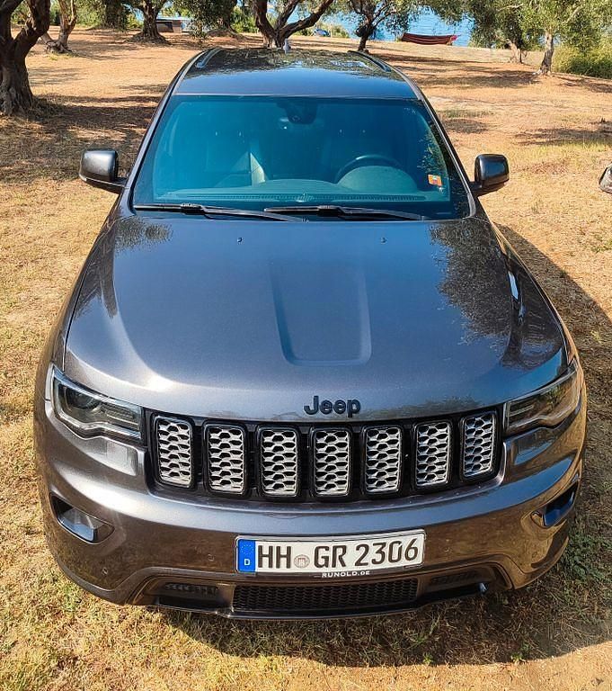 Grau Gebraucht 2017 Jeep Grand Cherokee SUV | 25.800 € (Etwas zu teuer) - Bild 1/4