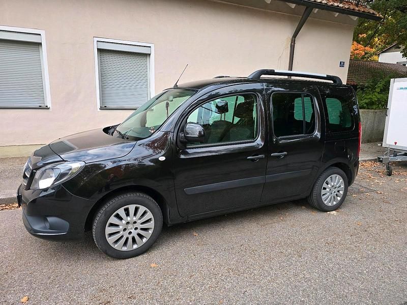 Schwarz Gebraucht 2018 Mercedes Citan 111 Van / Kleinbus | 11.700 € (Fairer Preis) - Bild 1/4