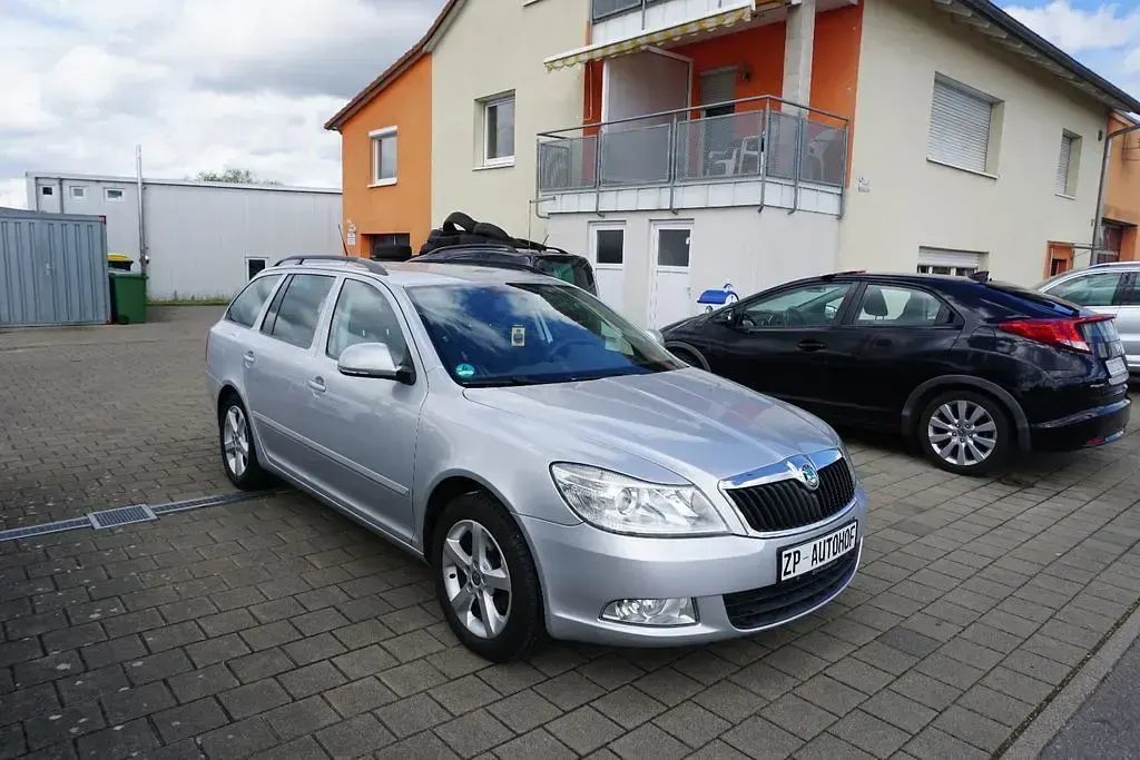 Gebraucht Skoda Octavia Family 122 PS (89 kW) 2011 Silber Kombi