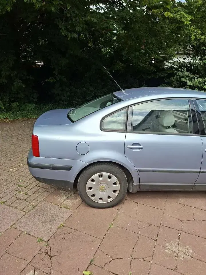 Gebraucht VW Passat Comfortline 101 PS (74 kW) 1999 Blau Limousine
