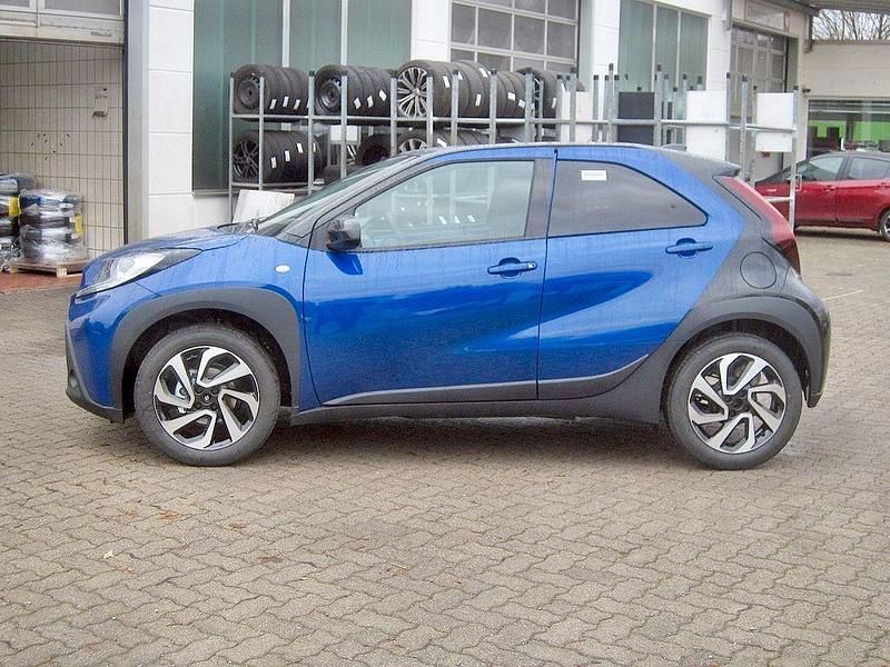 Neu Toyota Aygo X 72 PS (52 kW) 2025 Blau SUV