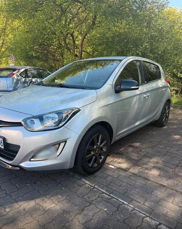 Gebraucht Hyundai i20 75 PS (55 kW) 2015 Silber Limousine