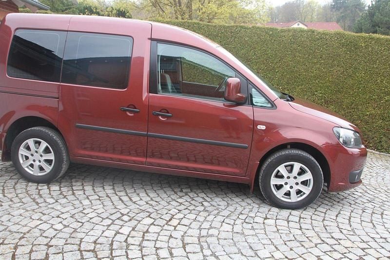 Gebraucht VW Caddy Highline 102 PS (75 kW) 2013 Rot Van / Kleinbus