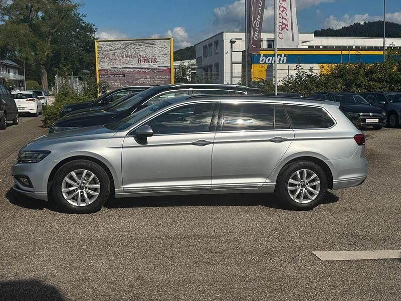 Silber Gebraucht 2022 VW Passat Business Kombi | 20.590 € (Fairer Preis) - Bild 1/4