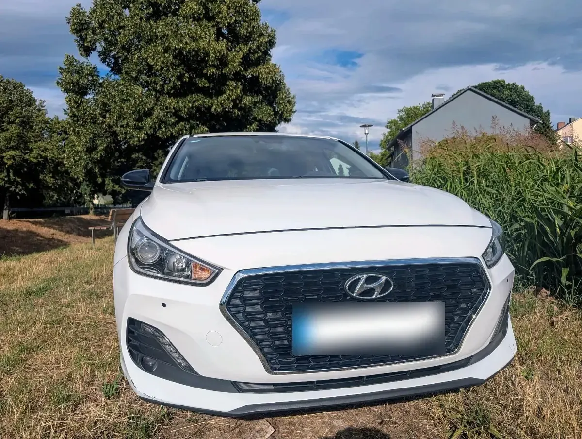 Gebraucht Hyundai i30 140 PS (102 kW) 2019 Weiß Limousine
