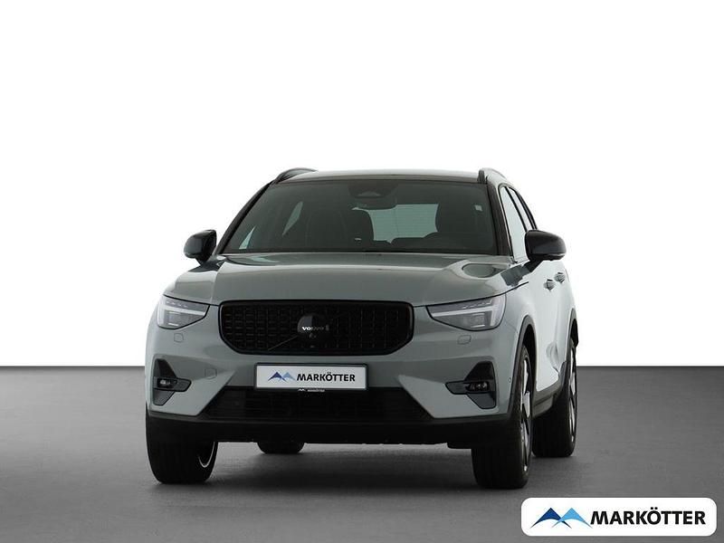 Neu Volvo XC40 Plus 163 PS (119 kW) 2025 Grau SUV