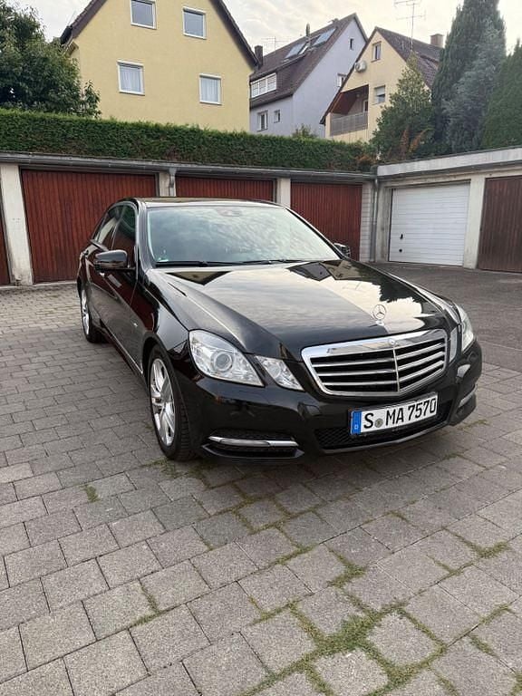 Schwarz Gebraucht 2011 Mercedes E250 Avantgarde Limousine | 7.850 € (Superpreis) - Bild 1/4