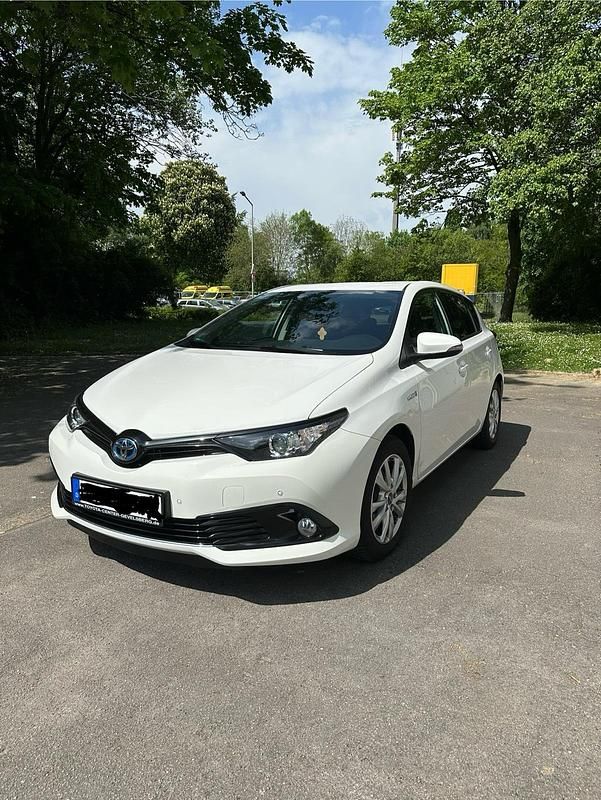 Weiß Gebraucht 2015 Toyota Auris Hybrid Limousine | 12.999 € (Fairer Preis) - Bild 1/4