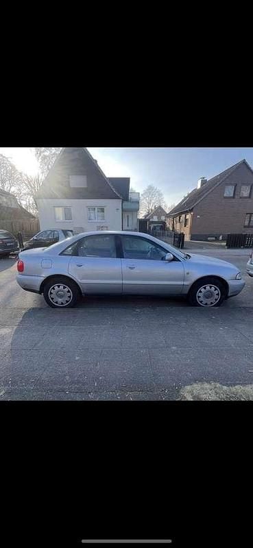 Grau Gebraucht 1997 Audi A4 Limousine | 2.000 € (Fairer Preis) - Bild 1/4