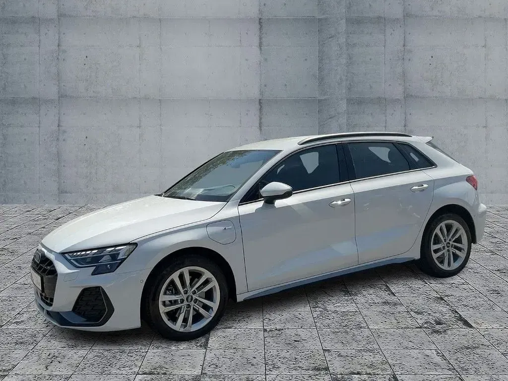 Gebraucht Audi A3 Sport 204 PS (150 kW) 2025 Gletscherweiß metallic Limousine