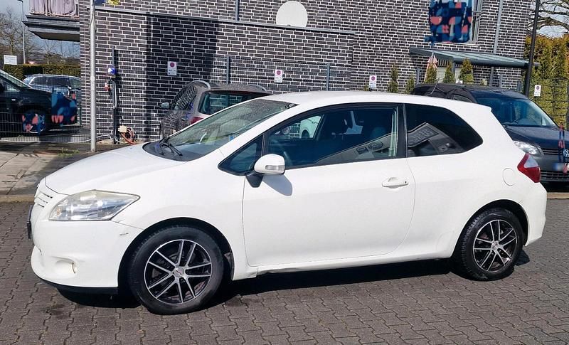 Gebraucht Toyota Auris 125 PS (91 kW) 2011 Weiß Kleinwagen