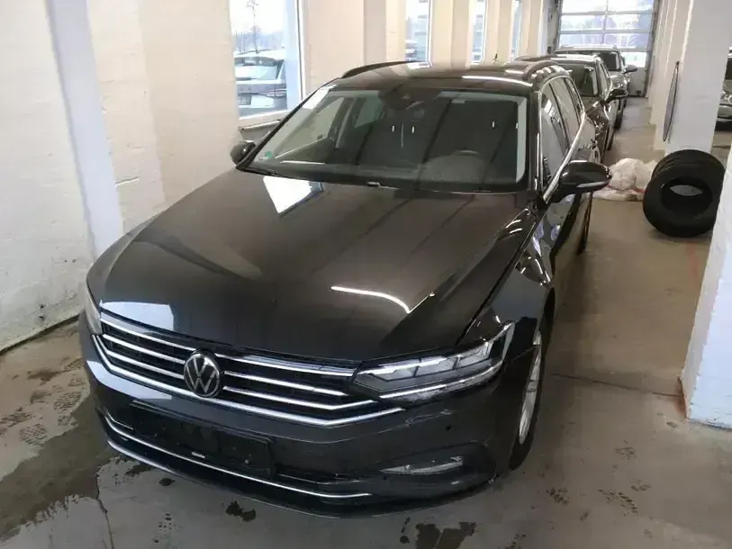 Gebraucht VW Passat 150 PS (110 kW) 2023 Mangangrau metallic Kombi