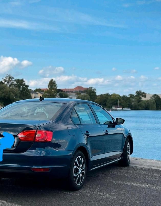 Second-hand VW Jetta 105 CP (77 kW) 2012 Albastru Berlinǎ