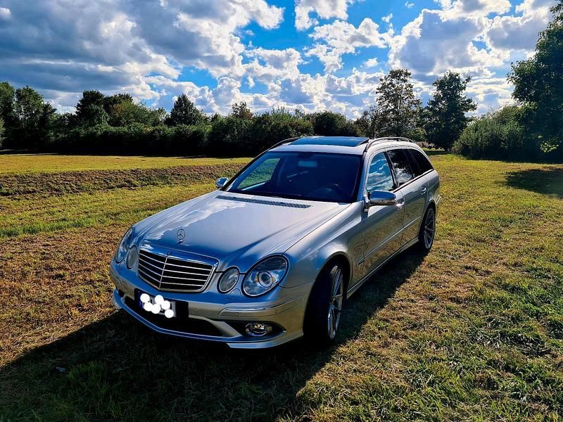 Silber Gebraucht 2007 Mercedes E500 Avantgarde Kombi | 16.500 € (Teuer) - Bild 1/4