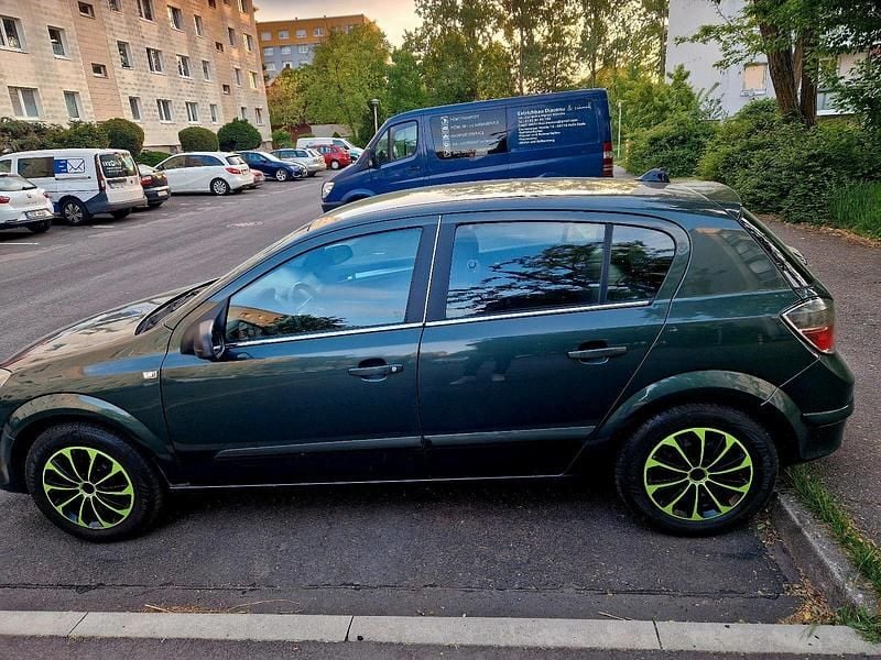 Grün Gebraucht 2010 Opel Astra Kleinwagen | 2.700 € (Superpreis) - Bild 1/4