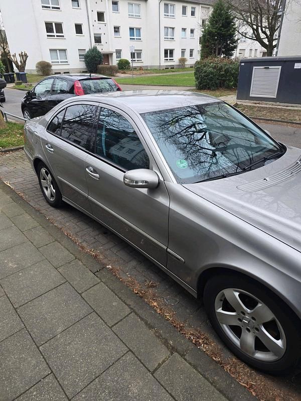 Gold Gebraucht 2003 Mercedes E220 Limousine | 3.200 € - Bild 1/4