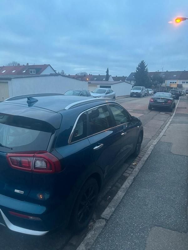 Gebraucht Kia Niro 141 PS (103 kW) 2018 Blau SUV