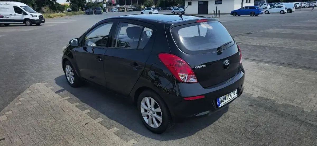 Gebraucht Hyundai i20 Edition 86 PS (63 kW) 2013 Schwarz Kleinwagen