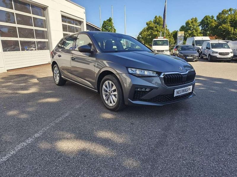 Grau Neu 2025 Skoda Scala Selection Kleinwagen | 25.290 € (Fairer Preis) - Bild 1/4