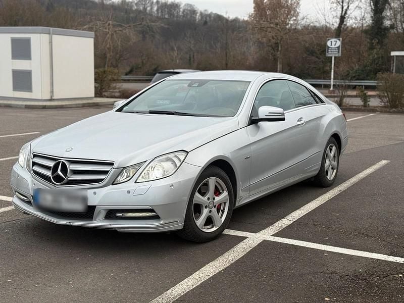 Silber Gebraucht 2011 Mercedes E200 Coupé | 11.000 € (Guter Preis) - Bild 1/4