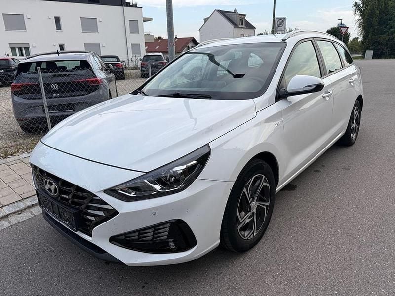 Weiß Gebraucht 2021 Hyundai i30 Trend Kombi | 12.990 € (Superpreis) - Bild 1/4