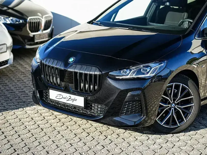 Gebraucht BMW 220 Active Tourer M Sport 170 PS (125 kW) 2025 Saphirschwarzmetallic Van / Kleinbus