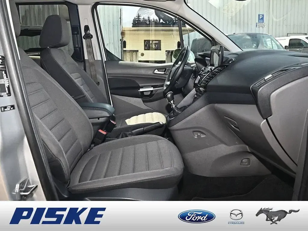 Gebraucht Ford Tourneo Titanium 120 PS (88 kW) 2022 Polar silber Van / Kleinbus