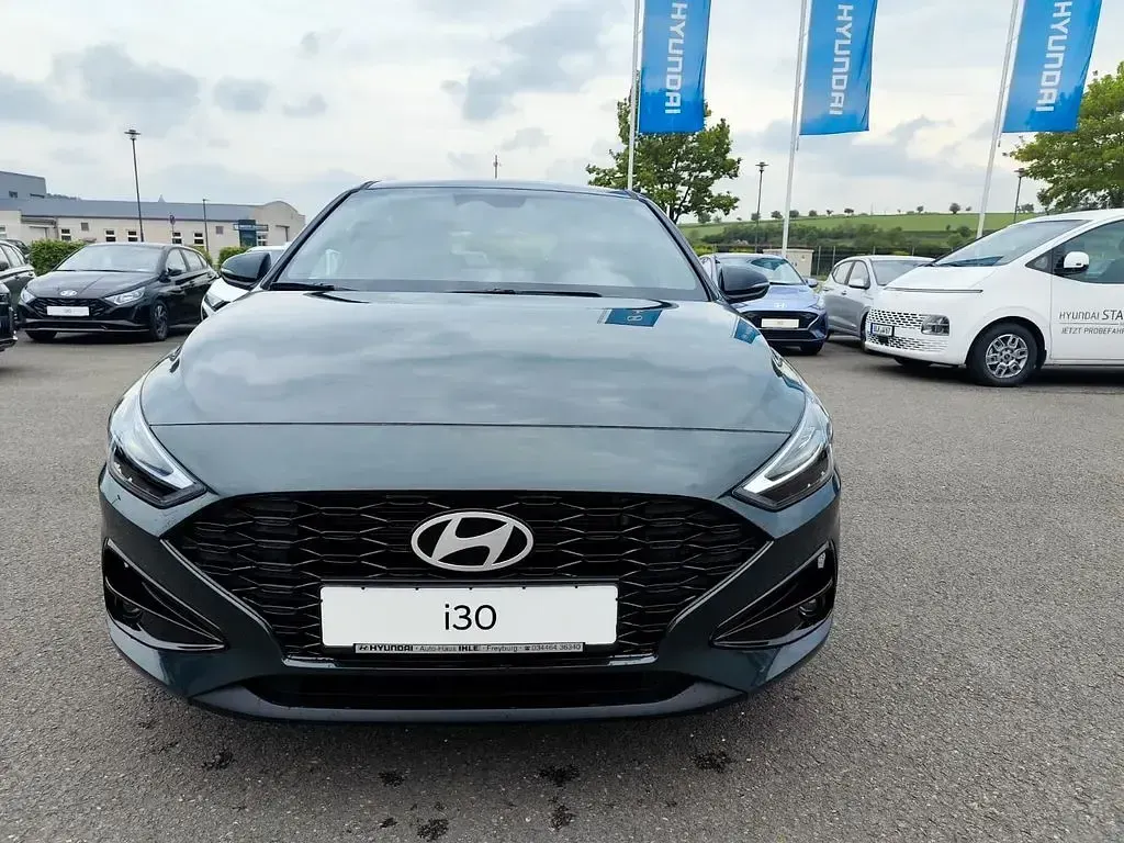 Neu Hyundai i30 Trend 150 PS (110 kW) 2026 Cypress green / mic Limousine