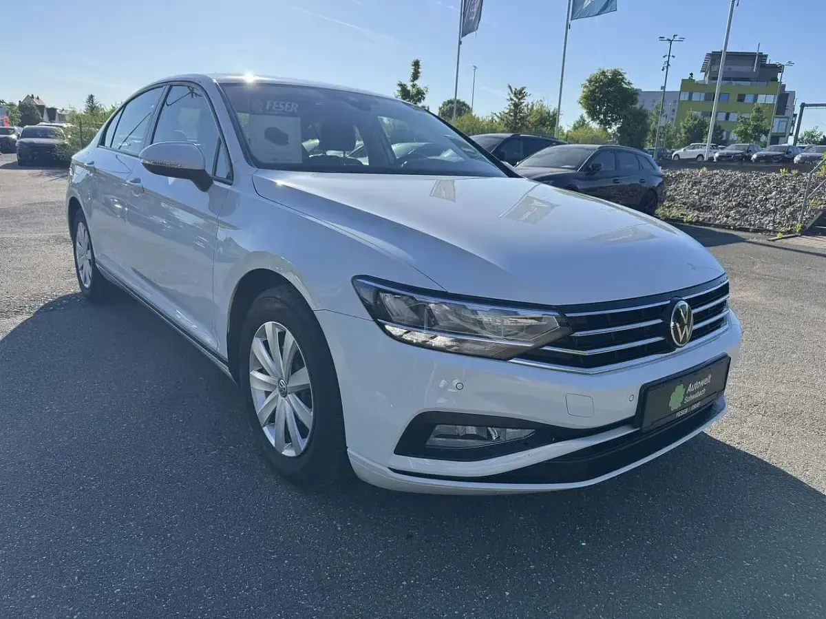 Gebraucht VW Passat 150 PS (110 kW) 2021 Pure white Limousine