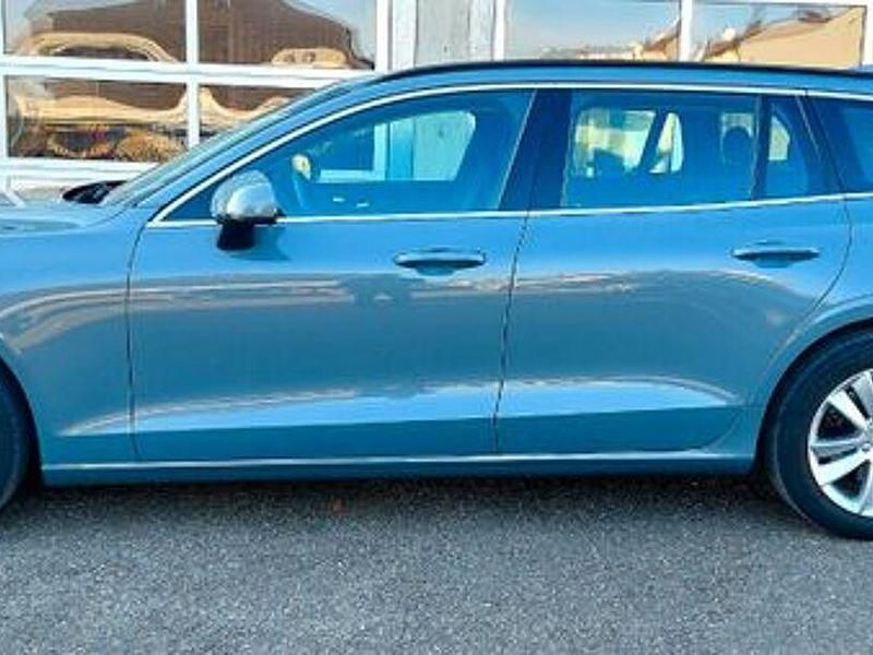 Gebraucht Volvo V60 Momentum 197 PS (144 kW) 2021 Grau Kombi