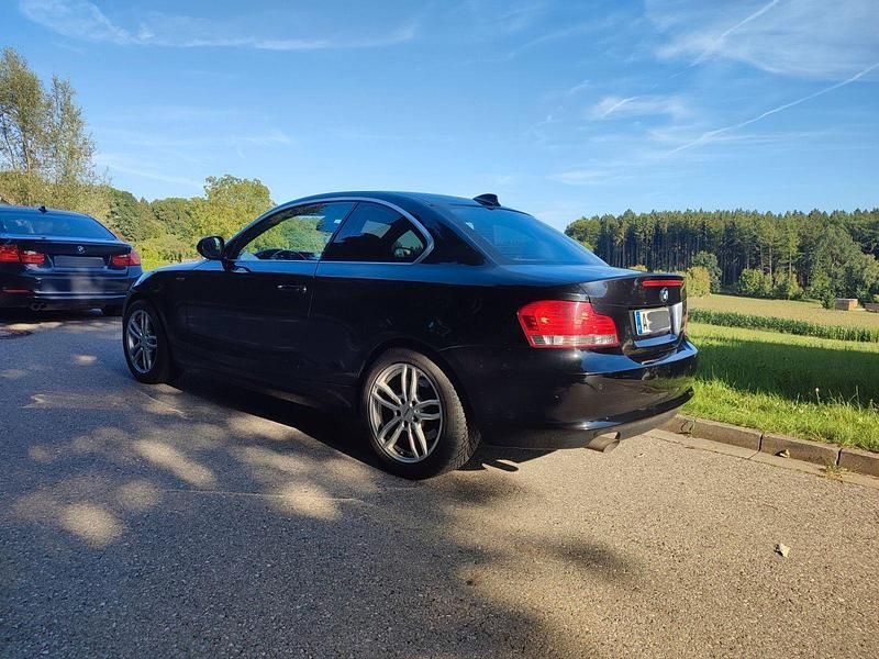 Schwarz Gebraucht 2010 BMW 118 Coupé Coupé | 6.500 € (Fairer Preis) - Bild 1/4
