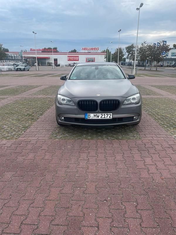 Grau Gebraucht 2009 BMW 730 Limousine | 10.000 € (Fairer Preis) - Bild 1/4