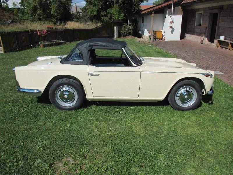 Gelb Gebraucht 1964 Triumph TR4 Cabrio | 44.000 € - Bild 1/4