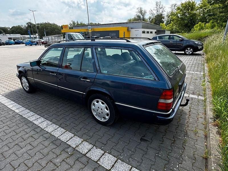 Gebraucht Mercedes E200 136 PS (100 kW) 1996 Blau Kombi