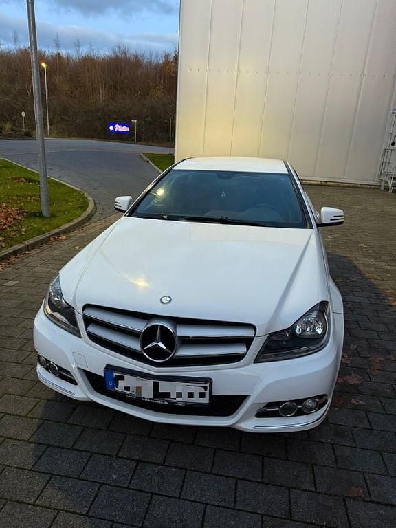 Gebraucht Mercedes C180 156 PS (114 kW) 2012 Weiß Coupé