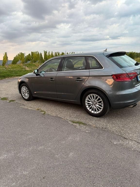 Grau Gebraucht 2015 Audi A3 Sportback Ambiente Limousine | 13.500 € (Fairer Preis) - Bild 1/4