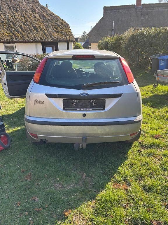 Second-hand Ford Focus 75 CP (55 kW) 2004 Argintiu Berlinǎ