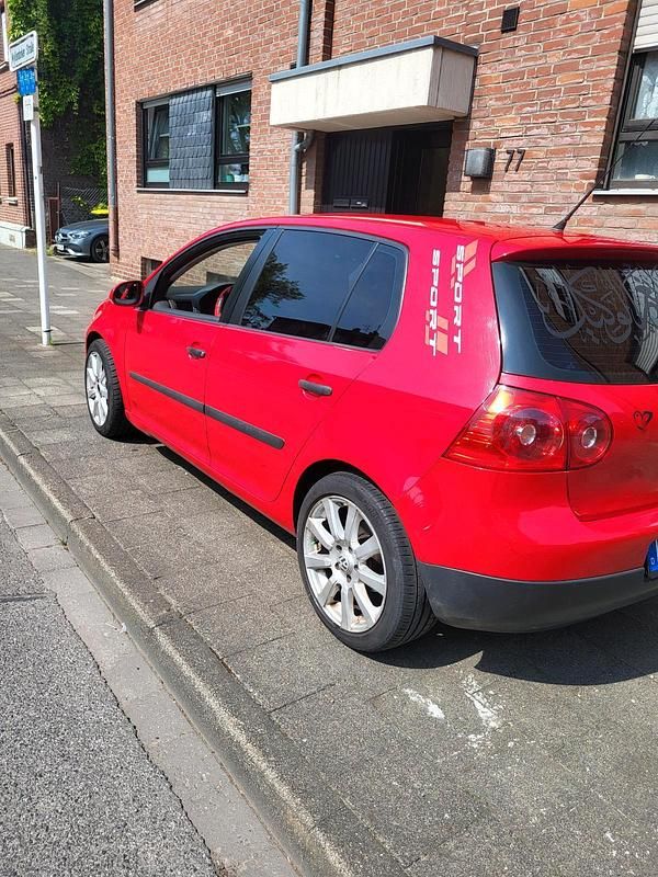 Rot Gebraucht 2006 VW Golf V Kleinwagen | 2.100 € - Bild 1/4