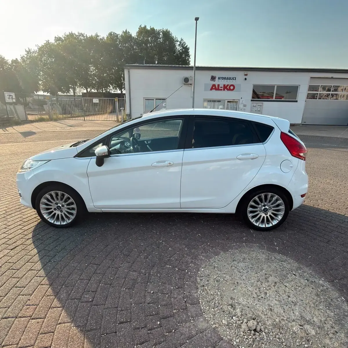 Gebraucht Ford Fiesta Trend 82 PS (60 kW) 2012 Weiß Limousine