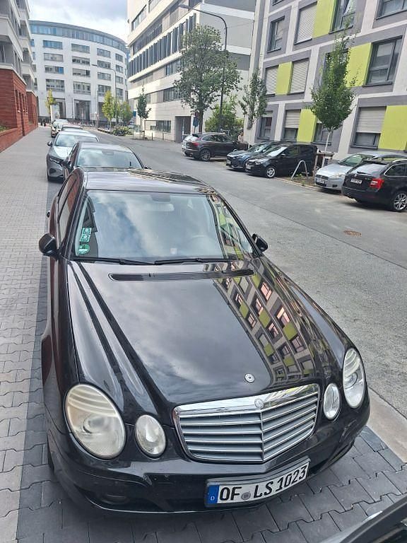 Schwarz Gebraucht 2007 Mercedes E200 Classic Limousine | 5.400 € (Fairer Preis) - Bild 1/4