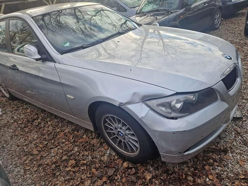 Gebraucht BMW 318 129 PS (94 kW) 2006 Titansilber metallic Limousine