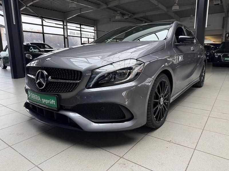 Grau Gebraucht 2017 Mercedes A180 AMG line Limousine | 22.890 € - Bild 1/4