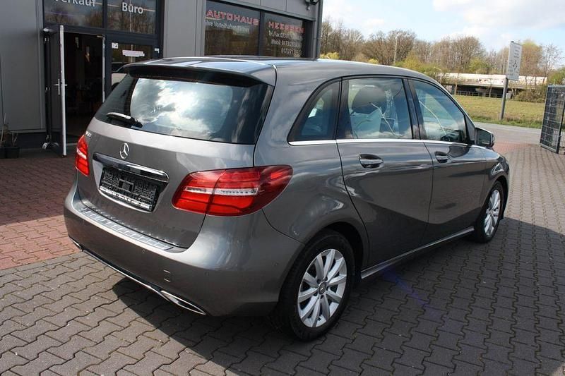 Gebraucht Mercedes B180 Style 122 PS (89 kW) 2018 Grau Kleinwagen