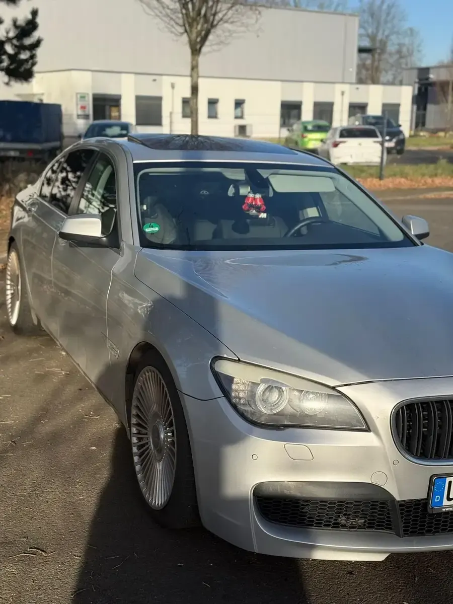 Gebraucht BMW 740 326 PS (239 kW) 2011 Silber Limousine