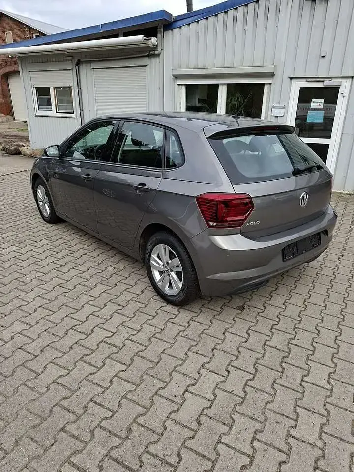 Gebraucht VW Polo Comfortline 95 PS (69 kW) 2019 Limestone grey metallic Kleinwagen
