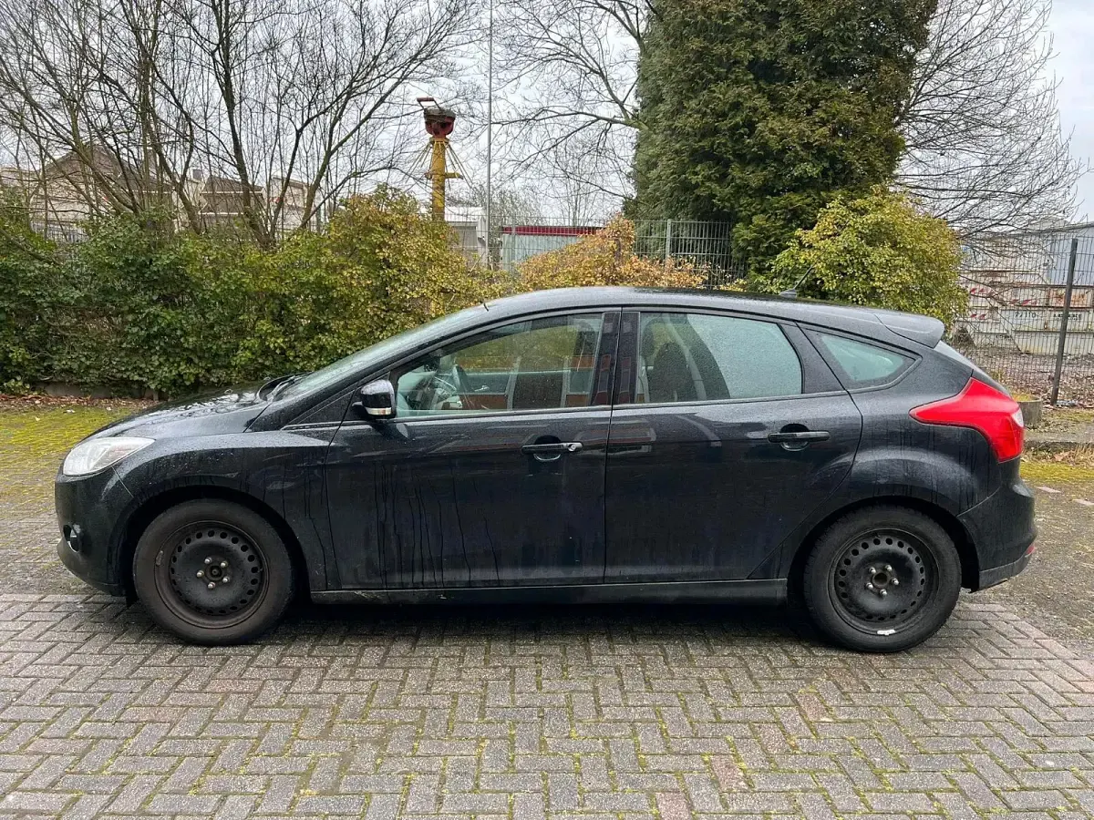 Używany Ford Focus 100 KM (73 kW) 2014 Czarny Sedan/Limuzyna