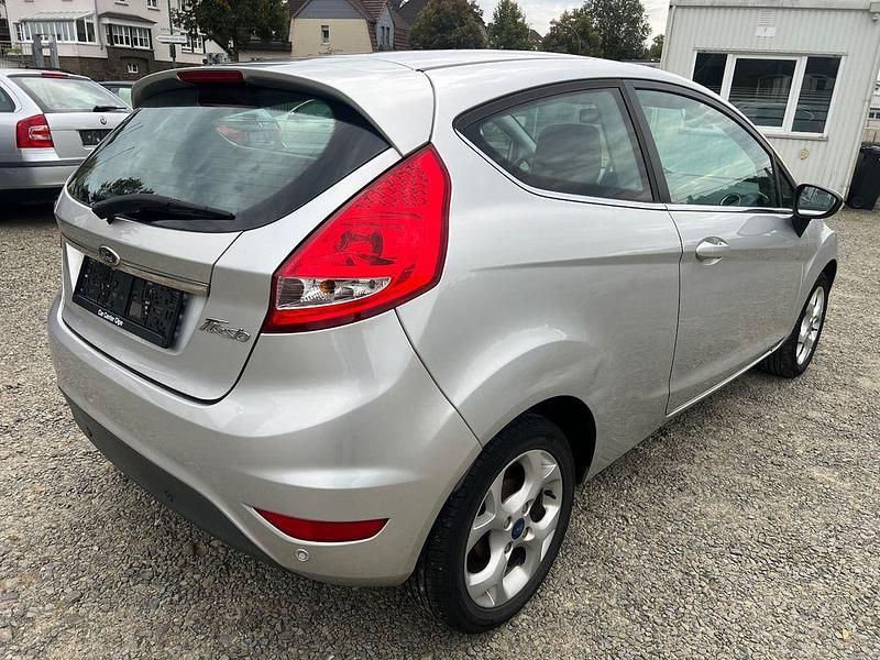 Gebraucht Ford Fiesta Titanium 82 PS (60 kW) 2011 Silber Kleinwagen