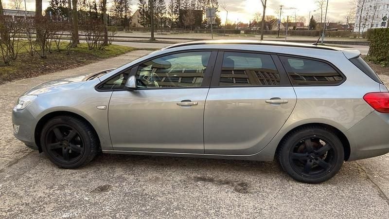 Gebraucht Opel Astra 105 PS (77 kW) 2011 Silber Kombi
