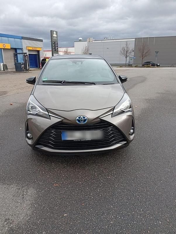 Grau Gebraucht 2020 Toyota Yaris Hybrid Kleinwagen | 13.990 € - Bild 1/4